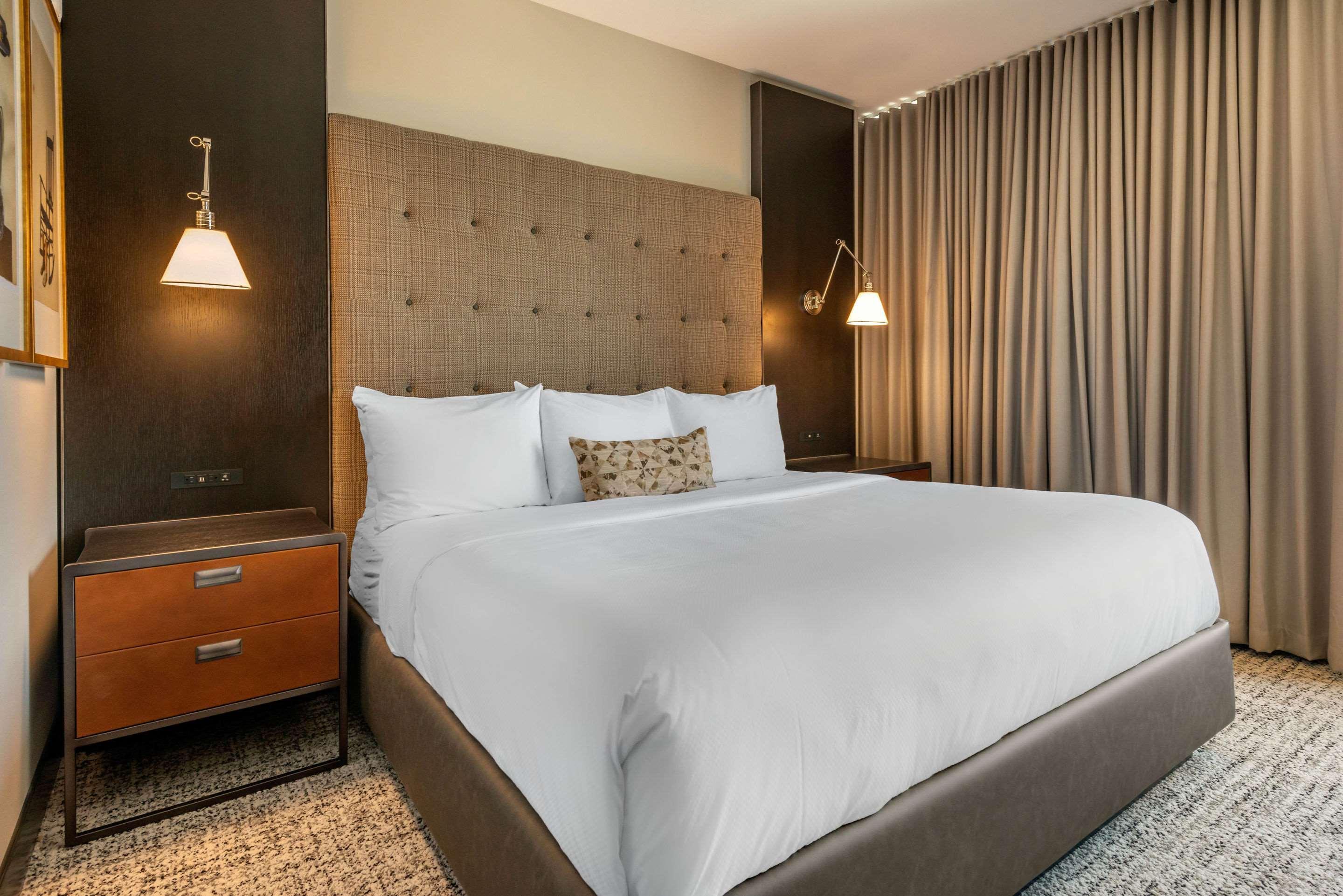 Cambria Hotel Houston Downtown Convention Center Екстериор снимка
