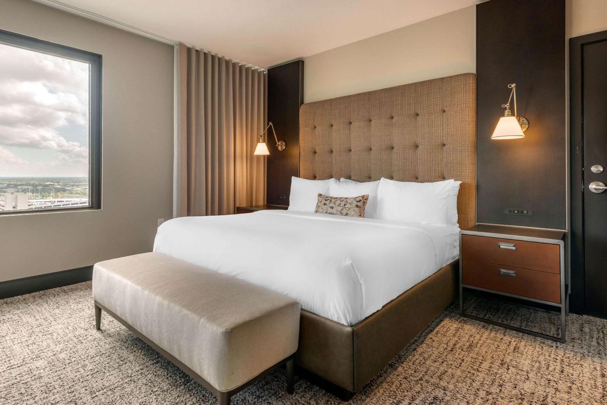 Cambria Hotel Houston Downtown Convention Center Екстериор снимка