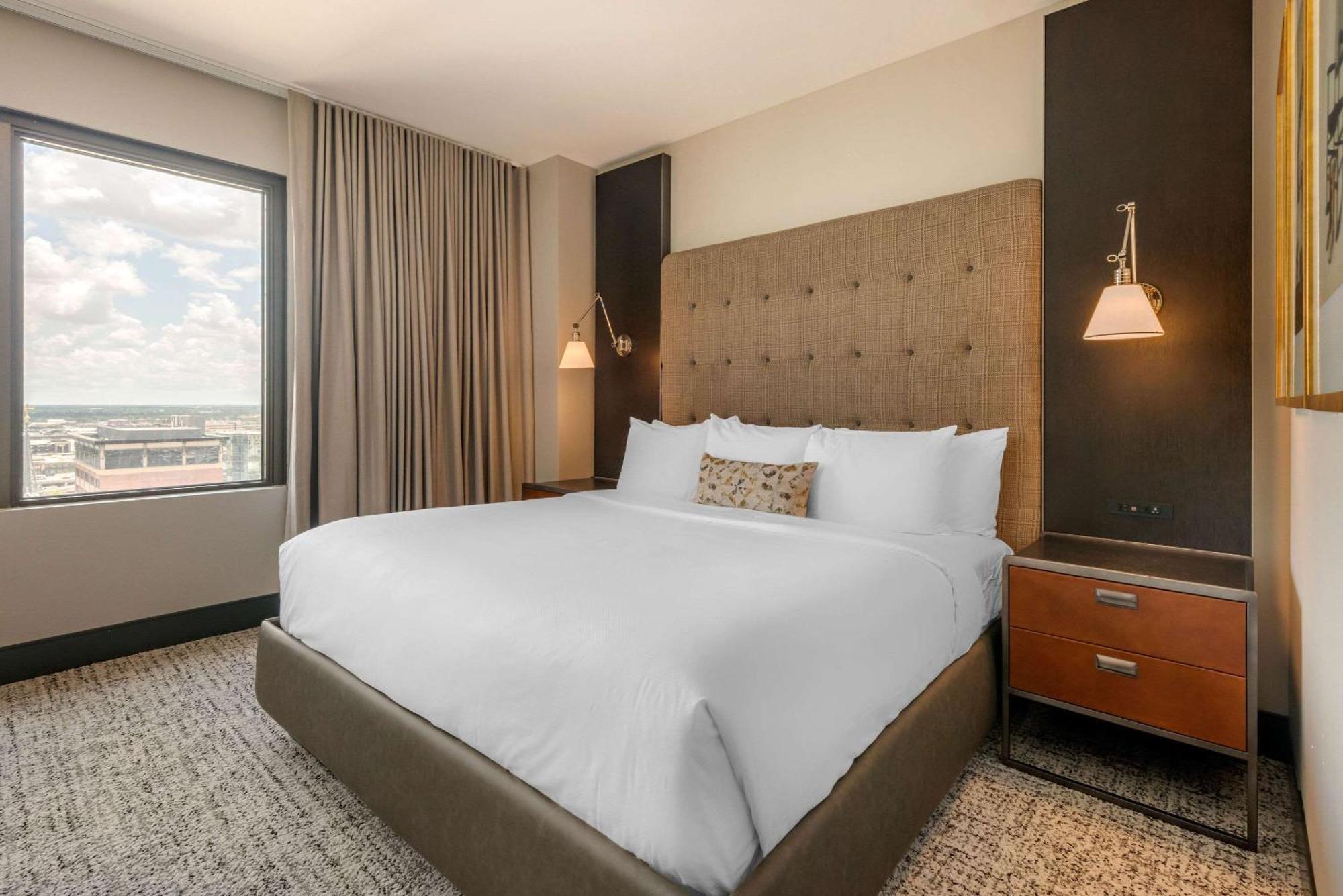 Cambria Hotel Houston Downtown Convention Center Екстериор снимка