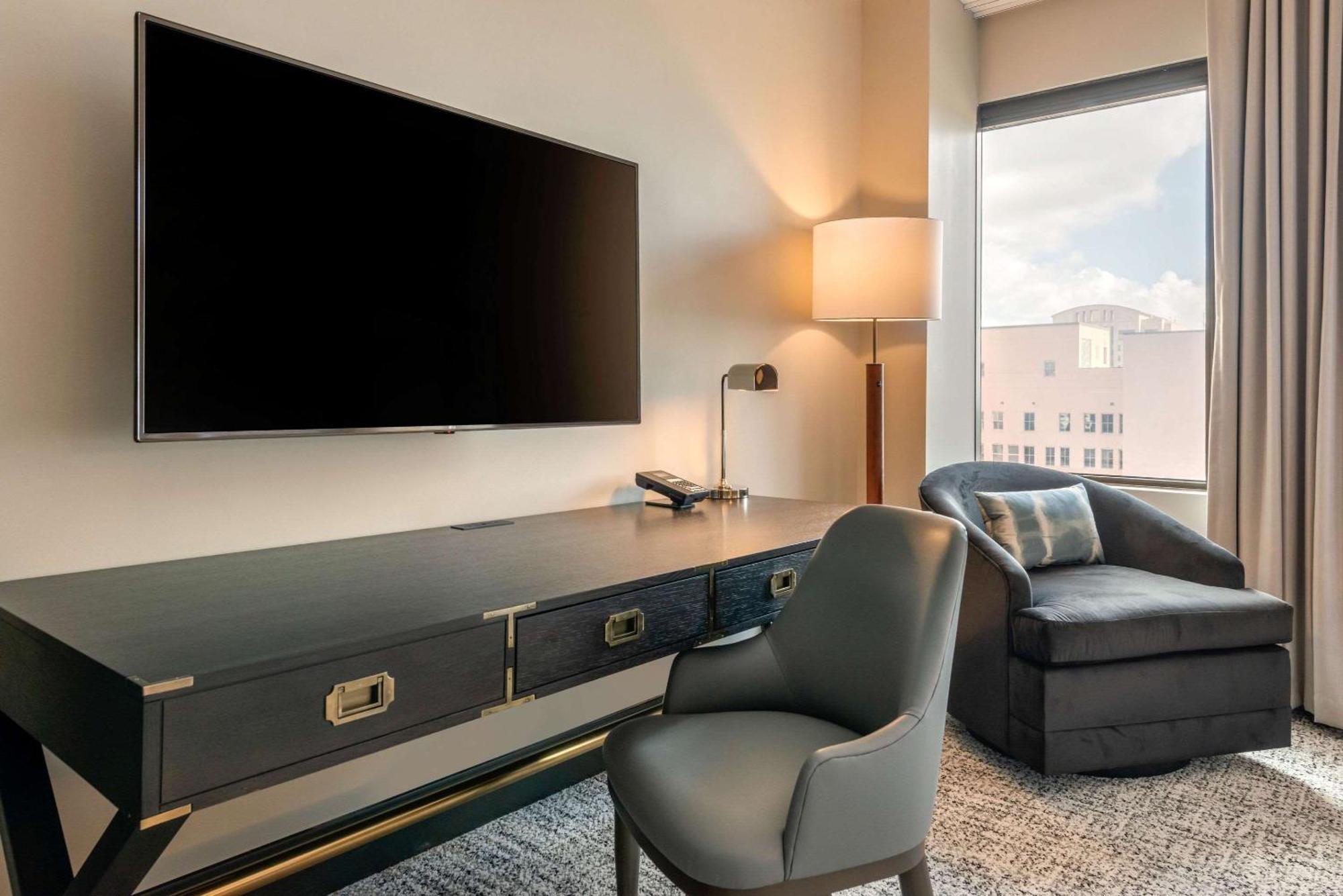 Cambria Hotel Houston Downtown Convention Center Екстериор снимка