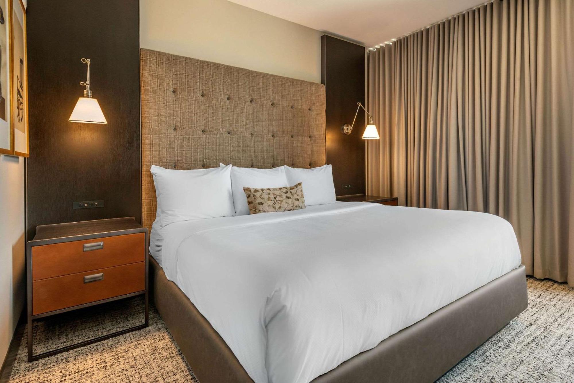 Cambria Hotel Houston Downtown Convention Center Екстериор снимка