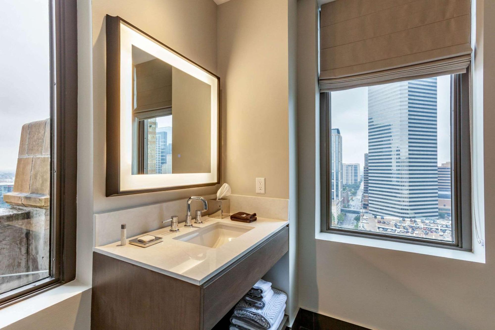 Cambria Hotel Houston Downtown Convention Center Екстериор снимка